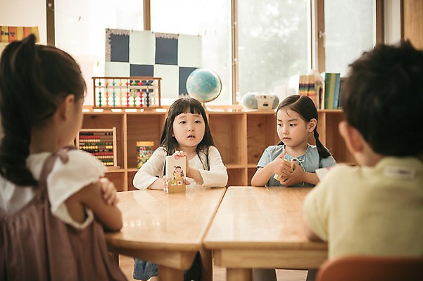포토 JPG 주간 라이프스타일 여자 남자 어린이라이프 어린이 모션 탁자 실내 들기 사람 앉기 동양인 여러명 야외 앞모습 뒷모습 유치원 유치원생 한국인 퀴즈 집중 단어카드 어린이만 국내포토 자연요소 교육 뷰포인트 가구 다수 컨셉 인종 내부 생활 파일형식 단어장