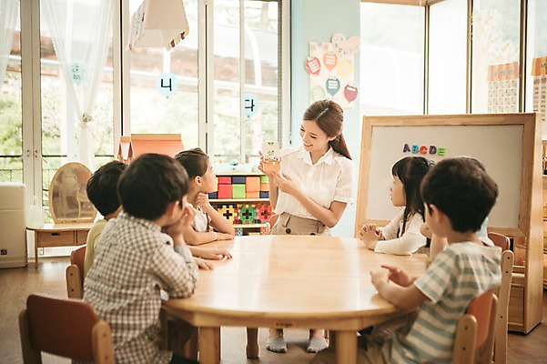 포토 JPG 라이프스타일 여자 남자 어린이라이프 어린이 모션 탁자 실내 영어교육 들기 사람 앉기 동양인 여러명 성인 앞모습 옆모습 교사 유치원 유치원생 한국인 퀴즈 집중 단어카드 아이돌봄 국내포토 직업 영어 교육 뷰포인트 가구 다수 컨셉 인종 내부 생활 파일형식 단어장 돌봄서비스