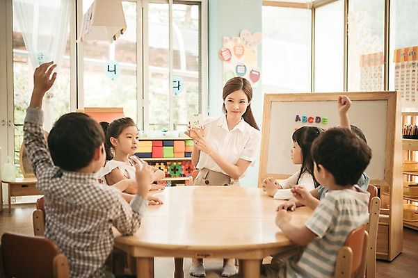 포토 JPG 라이프스타일 여자 남자 어린이라이프 어린이 모션 탁자 실내 영어교육 들기 사람 앉기 동양인 손짓 여러명 상반신 성인 앞모습 옆모습 손들기 교사 유치원 유치원생 한국인 퀴즈 발표 집중 단어카드 아이돌봄 국내포토 직업 영어 교육 뷰포인트 가구 다수 컨셉 인종 내부 생활 파일형식 단어장 돌봄서비스