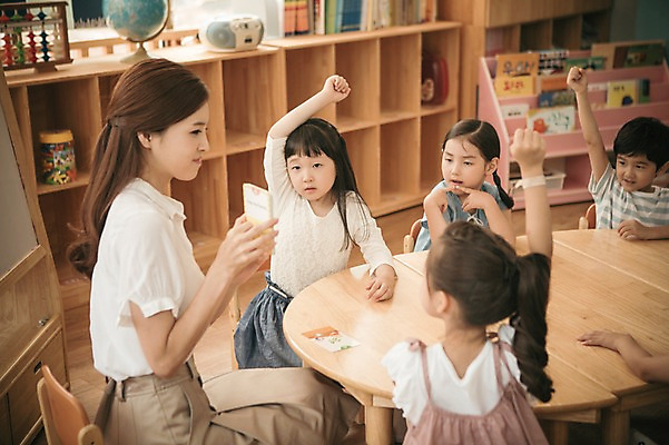 포토 JPG 라이프스타일 여자 남자 어린이라이프 어린이 모션 실내 영어교육 들기 사람 앉기 동양인 여러명 상반신 성인 옆모습 손들기 교사 유치원 유치원생 한국인 퀴즈 발표 집중 단어카드 아이돌봄 국내포토 직업 영어 교육 뷰포인트 다수 컨셉 인종 내부 생활 파일형식 단어장 돌봄서비스