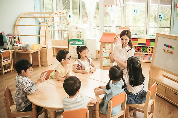 포토 JPG 라이프스타일 여자 남자 어린이라이프 어린이 모션 실내 영어교육 들기 사람 앉기 동양인 여러명 성인 앞모습 교사 유치원 유치원생 한국인 퀴즈 집중 단어카드 아이돌봄 국내포토 직업 영어 교육 뷰포인트 다수 컨셉 인종 내부 생활 파일형식 단어장 돌봄서비스