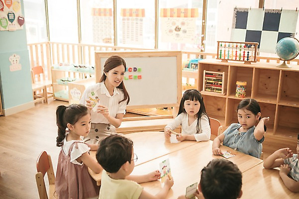 포토 JPG 라이프스타일 여자 남자 어린이라이프 어린이 모션 실내 영어교육 들기 사람 앉기 동양인 여러명 상반신 성인 앞모습 교사 유치원 유치원생 한국인 퀴즈 집중 단어카드 아이돌봄 국내포토 직업 영어 교육 뷰포인트 다수 컨셉 인종 내부 생활 파일형식 단어장 돌봄서비스