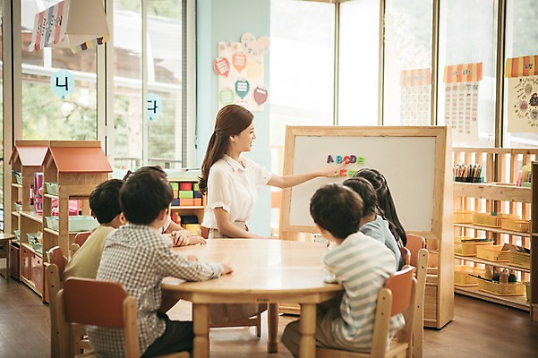 포토 JPG 라이프스타일 여자 남자 어린이라이프 어린이 모션 실내 영어교육 사람 앉기 동양인 여러명 성인 옆모습 교사 유치원 유치원생 한국인 집중 아이돌봄 국내포토 직업 영어 교육 뷰포인트 다수 컨셉 인종 내부 생활 파일형식 돌봄서비스