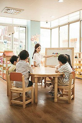 포토 JPG 전신 라이프스타일 여자 남자 어린이라이프 어린이 모션 실내 미소 사람 앉기 동양인 여러명 성인 옆모습 뒷모습 교사 유치원 유치원생 한국인 집중 아이돌봄 국내포토 직업 교육 뷰포인트 다수 컨셉 표정 인종 내부 생활 파일형식 돌봄서비스