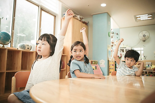 포토 JPG 라이프스타일 응시 여자 남자 어린이라이프 어린이 모션 실내 사람 앉기 동양인 앞모습 세명 손들기 유치원 유치원생 한국인 발표 집중 어린이만 국내포토 시선 교육 뷰포인트 컨셉 인종 내부 생활 파일형식