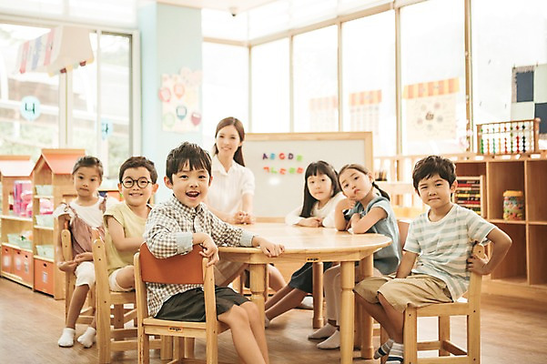 포토 JPG 전신 라이프스타일 여자 남자 어린이라이프 어린이 모션 실내 미소 사람 앉기 동양인 여러명 성인 앞모습 교사 유치원 유치원생 한국인 집중 아이돌봄 국내포토 직업 교육 뷰포인트 다수 컨셉 표정 인종 내부 생활 파일형식 돌봄서비스