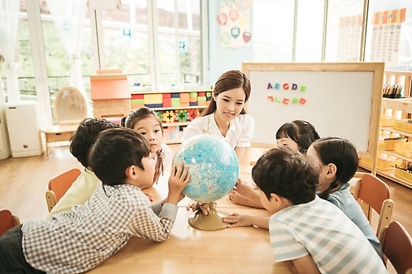 포토 JPG 라이프스타일 여자 남자 어린이라이프 어린이 모션 실내 미소 사람 앉기 동양인 여러명 상반신 성인 앞모습 옆모습 지구본 교사 유치원 유치원생 한국인 집중 호기심 아이돌봄 국내포토 직업 교육 감정 뷰포인트 다수 컨셉 표정 인종 내부 생활 파일형식 돌봄서비스