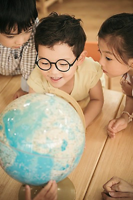 포토 JPG 라이프스타일 응시 여자 남자 어린이라이프 어린이 모션 실내 사람 앉기 동양인 상반신 세명 지구본 유치원 유치원생 한국인 집중 호기심 어린이만 안경낌 국내포토 시선 교육 감정 안경 컨셉 인종 내부 생활 파일형식