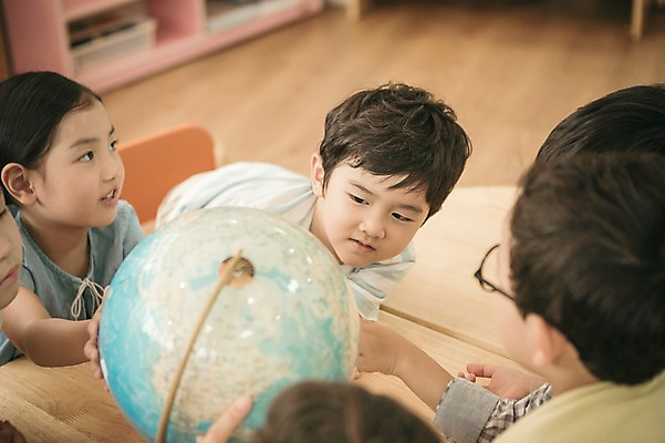 포토 JPG 라이프스타일 응시 여자 남자 어린이라이프 어린이 모션 실내 사람 앉기 동양인 여러명 상반신 앞모습 지구본 유치원 유치원생 한국인 집중 호기심 어린이만 국내포토 시선 교육 감정 뷰포인트 다수 컨셉 인종 내부 생활 파일형식