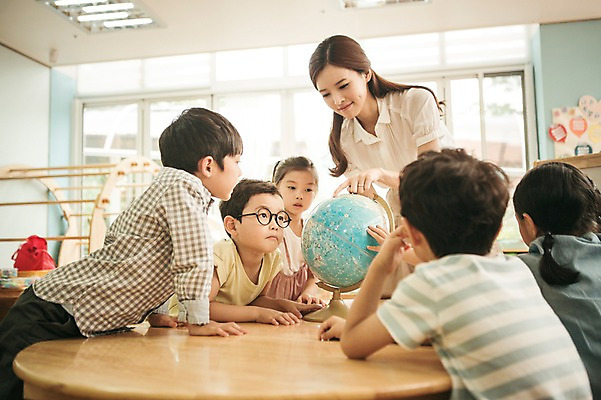 포토 JPG 라이프스타일 응시 여자 남자 어린이라이프 어린이 모션 실내 서기 사람 동양인 여러명 상반신 성인 앞모습 지구본 교사 유치원 유치원생 한국인 집중 호기심 아이돌봄 국내포토 직업 시선 교육 감정 뷰포인트 다수 컨셉 인종 내부 생활 파일형식 돌봄서비스