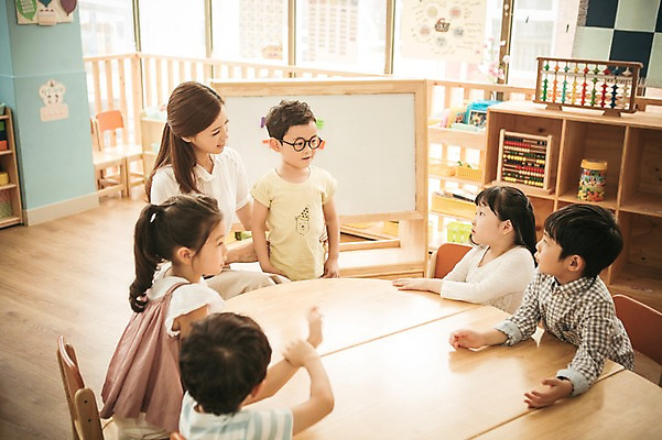 포토 JPG 라이프스타일 여자 남자 어린이라이프 어린이 모션 실내 서기 사람 앉기 동양인 여러명 상반신 성인 앞모습 옆모습 교사 유치원 유치원생 한국인 집중 자기소개 아이돌봄 국내포토 직업 교육 뷰포인트 다수 컨셉 인종 내부 생활 파일형식 돌봄서비스 서비스