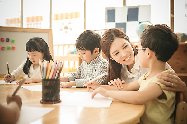 포토 JPG 라이프스타일 여자 남자 어린이라이프 어린이 모션 색연필 실내 사람 앉기 동양인 여러명 성인 앞모습 옆모습 교사 유치원 유치원생 한국인 집중 순수 그림 아이돌봄 국내포토 직업 교육 뷰포인트 다수 컨셉 학용품 인종 내부 생활 파일형식 돌봄서비스