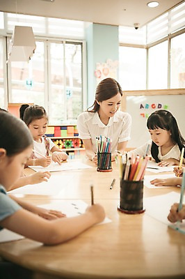 포토 JPG 라이프스타일 여자 남자 어린이라이프 어린이 모션 색연필 실내 사람 앉기 동양인 여러명 상반신 성인 앞모습 옆모습 교사 유치원 유치원생 한국인 집중 순수 그림 아이돌봄 국내포토 직업 교육 뷰포인트 다수 컨셉 학용품 인종 내부 생활 파일형식 돌봄서비스