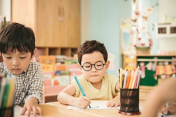 포토 JPG 라이프스타일 남자 어린이라이프 어린이 모션 색연필 실내 들기 사람 앉기 동양인 두명 앞모습 유치원 유치원생 한국인 색칠 집중 순수 그림 남자만 어린이만 소년만 국내포토 교육 뷰포인트 컨셉 학용품 인종 내부 생활 파일형식