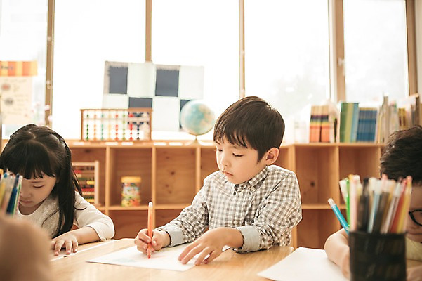 포토 JPG 라이프스타일 여자 남자 어린이라이프 어린이 모션 색연필 실내 서기 들기 사람 앉기 동양인 상반신 앞모습 세명 유치원 유치원생 한국인 집중 순수 그림 어린이만 국내포토 교육 뷰포인트 컨셉 학용품 인종 내부 생활 파일형식