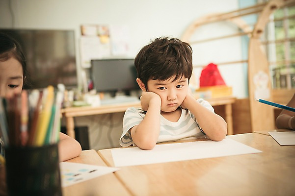 포토 JPG 라이프스타일 여자 남자 어린이라이프 어린이 모션 실내 한명 사람 앉기 동양인 상반신 앞모습 턱괴기 유치원 유치원생 한국인 집중 순수 그림 삐침 토라짐 어린이만 국내포토 1 교육 감정 뷰포인트 컨셉 인종 내부 생활 파일형식