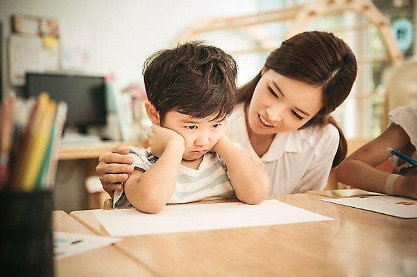 포토 JPG 라이프스타일 여자 남자 어린이라이프 어린이 모션 실내 사람 앉기 동양인 상반신 성인 두명 앞모습 교사 턱괴기 유치원 유치원생 한국인 집중 토라짐 달래기 아이돌봄 국내포토 직업 교육 뷰포인트 컨셉 인종 내부 생활 파일형식 돌봄서비스