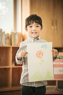 포토 JPG 라이프스타일 남자 어린이라이프 어린이 모션 실내 한명 서기 미소 들기 사람 동양인 상반신 앞모습 유치원 유치원생 한국인 순수 스케치북 즐거움 그림 천진난만 남자만 어린이만 소년만 국내포토 1 교육 감정 뷰포인트 컨셉 학용품 표정 인종 내부 생활 파일형식