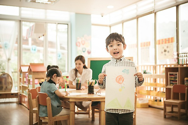 포토 JPG 라이프스타일 여자 남자 어린이라이프 어린이 모션 실내 서기 미소 들기 사람 앉기 동양인 여러명 성인 앞모습 교사 유치원 유치원생 한국인 순수 즐거움 그림 천진난만 아이돌봄 국내포토 직업 교육 감정 뷰포인트 다수 컨셉 표정 인종 내부 생활 파일형식 돌봄서비스