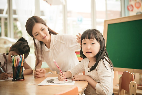 포토 JPG 라이프스타일 여자 어린이라이프 어린이 모션 색연필 실내 미소 들기 사람 앉기 동양인 상반신 성인 앞모습 세명 교사 유치원 유치원생 한국인 순수 즐거움 그림 여자만 아이돌봄 국내포토 직업 교육 감정 뷰포인트 컨셉 학용품 표정 인종 내부 생활 파일형식 돌봄서비스