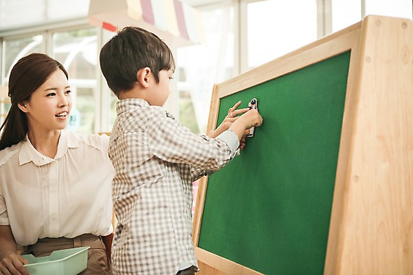 포토 JPG 라이프스타일 응시 여자 남자 어린이라이프 어린이 모션 놀이 수업 실내 서기 사람 앉기 동양인 상반신 성인 두명 앞모습 옆모습 교사 칠판 유치원 유치원생 한국인 집중 아이돌봄 국내포토 직업 시선 교육 뷰포인트 컨셉 인종 내부 생활 파일형식 돌봄서비스