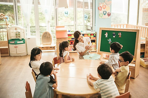 포토 JPG 라이프스타일 여자 남자 어린이라이프 어린이 모션 놀이 수업 실내 들기 사람 앉기 동양인 여러명 상반신 성인 앞모습 교사 유치원 유치원생 한국인 집중 아이돌봄 국내포토 직업 교육 뷰포인트 다수 컨셉 인종 내부 생활 파일형식 돌봄서비스