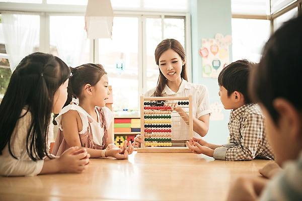 포토 JPG 라이프스타일 여자 남자 어린이라이프 어린이 모션 실내 사람 앉기 동양인 여러명 상반신 성인 앞모습 교사 유치원 유치원생 한국인 집중 숫자놀이 아이돌봄 국내포토 직업 교육 뷰포인트 다수 컨셉 놀이 인종 내부 생활 파일형식 돌봄서비스