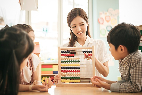 포토 JPG 라이프스타일 여자 남자 어린이라이프 어린이 모션 실내 사람 앉기 동양인 여러명 상반신 성인 앞모습 교사 유치원 유치원생 한국인 집중 숫자놀이 아이돌봄 국내포토 직업 교육 뷰포인트 다수 컨셉 놀이 인종 내부 생활 파일형식 돌봄서비스