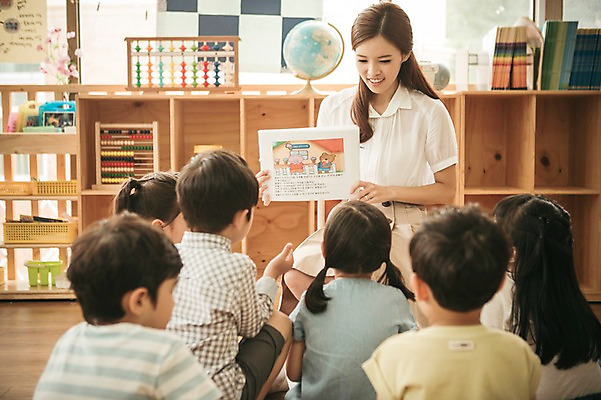 포토 JPG 라이프스타일 여자 남자 어린이라이프 어린이 모션 실내 미소 들기 사람 앉기 동양인 여러명 상반신 성인 앞모습 뒷모습 교사 유치원 유치원생 한국인 집중 동화책 아이돌봄 국내포토 직업 교육 뷰포인트 다수 컨셉 표정 인종 내부 생활 책 파일형식 돌봄서비스