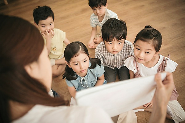포토 JPG 라이프스타일 응시 여자 남자 어린이라이프 어린이 모션 실내 들기 사람 앉기 동양인 여러명 상반신 성인 앞모습 뒷모습 교사 유치원 유치원생 한국인 집중 동화책 아이돌봄 국내포토 직업 시선 교육 뷰포인트 다수 컨셉 인종 내부 생활 책 파일형식 돌봄서비스