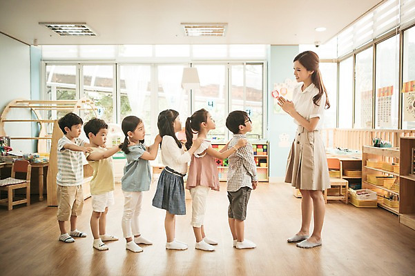 포토 JPG 전신 라이프스타일 여자 남자 어린이라이프 어린이 모션 실내 서기 사람 동양인 여러명 성인 옆모습 손들기 교사 유치원 한국인 집중 일렬 아이돌봄 국내포토 직업 교육 뷰포인트 다수 컨셉 인종 내부 생활 파일형식 돌봄서비스