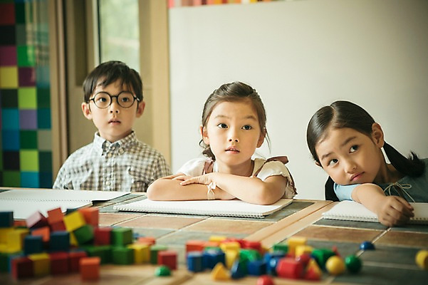 포토 JPG 라이프스타일 응시 여자 남자 어린이라이프 어린이 모션 실내 미술 사람 앉기 동양인 상반신 앞모습 세명 유치원 유치원생 한국인 지루함 순수 스케치북 어린이만 국내포토 시선 교육 감정 뷰포인트 컨셉 문화예술 학용품 인종 내부 생활 파일형식
