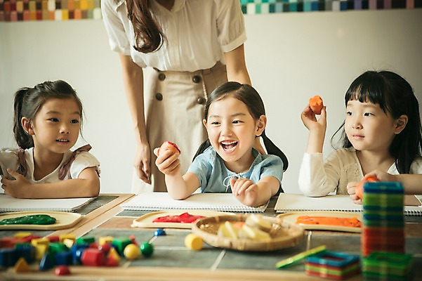 포토 JPG 라이프스타일 여자 어린이라이프 어린이 채소 모션 실내 미술 서기 미소 들기 사람 앉기 동양인 여러명 상반신 성인 앞모습 교사 유치원 유치원생 당근 한국인 순수 스케치북 즐거움 천진난만 여자만 아이돌봄 국내포토 직업 교육 감정 뷰포인트 다수 컨셉 문화예술 학용품 뿌리채소 표정 인종 내부 생활 파일형식 돌봄서비스