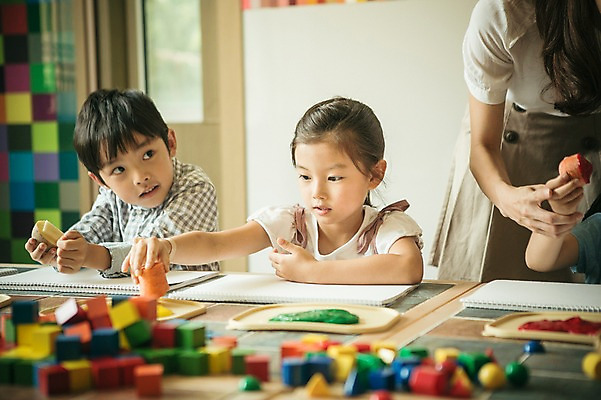 포토 JPG 라이프스타일 여자 남자 어린이라이프 어린이 채소 모션 실내 미술 서기 들기 사람 앉기 동양인 여러명 상반신 성인 앞모습 교사 유치원 유치원생 한국인 집중 순수 아이돌봄 국내포토 직업 교육 뷰포인트 다수 컨셉 문화예술 인종 내부 생활 파일형식 돌봄서비스