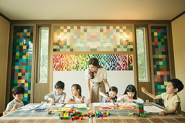포토 JPG 라이프스타일 여자 남자 어린이라이프 어린이 모션 실내 미술 서기 사람 앉기 동양인 여러명 상반신 성인 앞모습 교사 유치원 유치원생 한국인 집중 순수 아이돌봄 국내포토 직업 교육 뷰포인트 다수 컨셉 문화예술 인종 내부 생활 파일형식 돌봄서비스