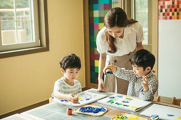 포토 JPG 라이프스타일 여자 남자 어린이라이프 어린이 모션 실내 미술 서기 들기 사람 앉기 동양인 상반신 성인 앞모습 세명 교사 유치원 유치원생 한국인 집중 순수 아이돌봄 국내포토 직업 교육 뷰포인트 컨셉 문화예술 인종 내부 생활 파일형식 돌봄서비스