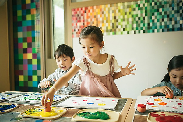 포토 JPG 라이프스타일 여자 남자 어린이라이프 어린이 모션 실내 미술 서기 사람 앉기 동양인 상반신 앞모습 세명 물감 유치원 유치원생 한국인 집중 순수 어린이만 국내포토 교육 뷰포인트 컨셉 문화예술 인종 내부 생활 미술도구 파일형식