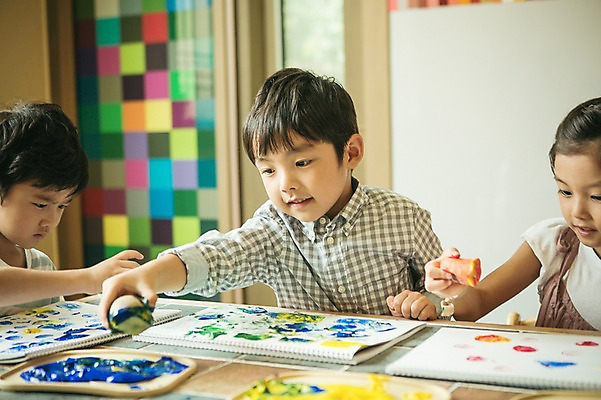포토 JPG 라이프스타일 여자 남자 어린이라이프 어린이 모션 실내 미술 들기 사람 앉기 동양인 상반신 앞모습 세명 물감 유치원 유치원생 한국인 집중 순수 스케치북 어린이만 국내포토 교육 뷰포인트 컨셉 문화예술 학용품 인종 내부 생활 미술도구 파일형식