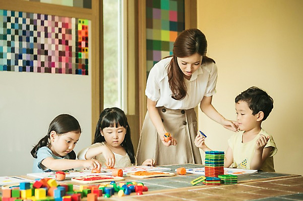 포토 JPG 라이프스타일 여자 남자 어린이라이프 어린이 모션 실내 미술 서기 사람 앉기 동양인 여러명 상반신 성인 앞모습 교사 유치원 유치원생 한국인 집중 순수 아이돌봄 국내포토 직업 교육 뷰포인트 다수 컨셉 문화예술 인종 내부 생활 파일형식 돌봄서비스