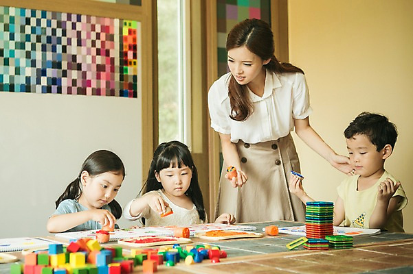 포토 JPG 라이프스타일 여자 남자 어린이라이프 어린이 모션 실내 미술 서기 사람 앉기 동양인 여러명 상반신 성인 앞모습 교사 유치원 유치원생 한국인 집중 순수 아이돌봄 국내포토 직업 교육 뷰포인트 다수 컨셉 문화예술 인종 내부 생활 파일형식 돌봄서비스