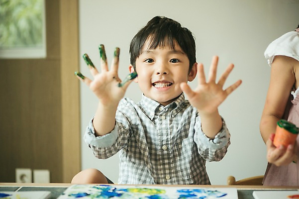 포토 JPG 라이프스타일 남자 어린이라이프 어린이 모션 실내 손바닥 미술 한명 미소 사람 앉기 동양인 손짓 상반신 앞모습 물감 유치원 유치원생 한국인 순수 즐거움 보여주기 천진난만 남자만 남자한명만 어린이만 소년만 소년한명만 국내포토 1 손 교육 감정 뷰포인트 컨셉 문화예술 표정 인종 내부 생활 미술도구 파일형식