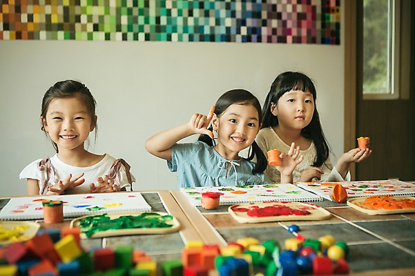 포토 JPG 라이프스타일 여자 어린이라이프 어린이 모션 실내 미술 미소 들기 사람 앉기 동양인 상반신 앞모습 세명 물감 유치원 유치원생 당근 한국인 순수 즐거움 천진난만 여자만 어린이만 소녀만 국내포토 교육 감정 뷰포인트 컨셉 문화예술 뿌리채소 표정 인종 내부 생활 미술도구 파일형식