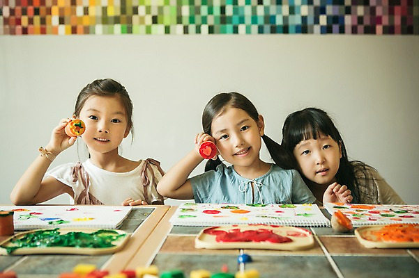 포토 JPG 라이프스타일 여자 어린이라이프 어린이 모션 실내 미술 들기 사람 앉기 동양인 상반신 앞모습 세명 물감 유치원 유치원생 당근 한국인 순수 즐거움 여자만 어린이만 소녀만 국내포토 교육 감정 뷰포인트 컨셉 문화예술 뿌리채소 인종 내부 생활 미술도구 파일형식