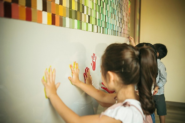 포토 JPG 라이프스타일 여자 남자 어린이라이프 어린이 모션 실내 미술 서기 사람 동양인 손짓 여러명 상반신 옆모습 물감 유치원 유치원생 한국인 색칠 순수 즐거움 어린이만 국내포토 교육 감정 뷰포인트 다수 컨셉 문화예술 인종 내부 생활 미술도구 파일형식