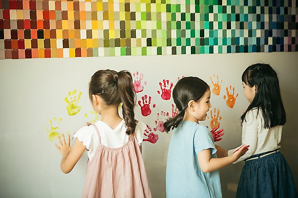 포토 JPG 라이프스타일 여자 어린이라이프 어린이 모션 실내 손바닥 미술 서기 사람 동양인 상반신 뒷모습 세명 유치원 유치원생 한국인 순수 즐거움 여자만 어린이만 소녀만 국내포토 손 교육 감정 뷰포인트 컨셉 문화예술 인종 내부 생활 파일형식