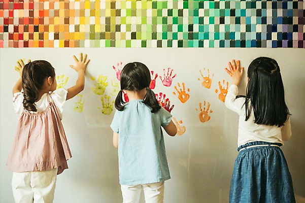 포토 JPG 라이프스타일 여자 어린이라이프 어린이 모션 실내 손바닥 미술 서기 사람 동양인 상반신 앞모습 뒷모습 세명 유치원 유치원생 한국인 색칠 순수 즐거움 찍기 여자만 어린이만 소녀만 국내포토 손 교육 감정 뷰포인트 컨셉 문화예술 인종 내부 생활 파일형식