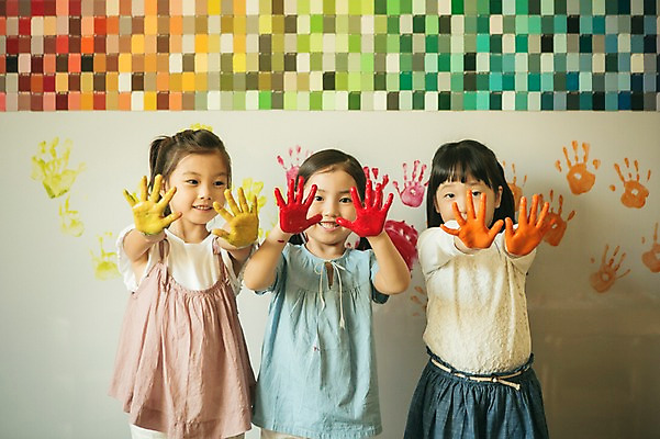 포토 JPG 라이프스타일 여자 어린이라이프 어린이 모션 실내 손바닥 미술 서기 미소 사람 동양인 손짓 상반신 앞모습 세명 물감 유치원 유치원생 한국인 순수 즐거움 천진난만 여자만 어린이만 소녀만 국내포토 손 교육 감정 뷰포인트 컨셉 문화예술 표정 인종 내부 생활 미술도구 파일형식