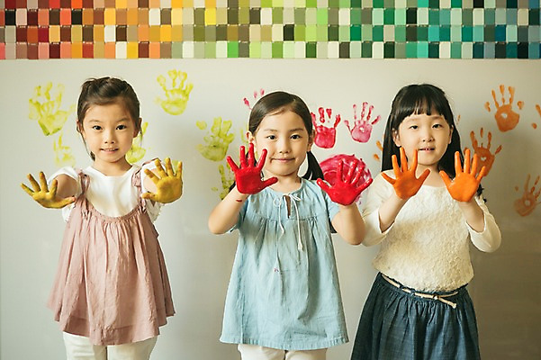 포토 JPG 라이프스타일 여자 어린이라이프 어린이 모션 실내 손바닥 미술 서기 미소 사람 동양인 손짓 상반신 앞모습 세명 물감 유치원 유치원생 한국인 순수 즐거움 천진난만 여자만 어린이만 소녀만 국내포토 손 교육 감정 뷰포인트 컨셉 문화예술 표정 인종 내부 생활 미술도구 파일형식