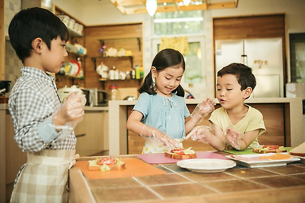 포토 JPG 라이프스타일 접시 여자 남자 어린이라이프 어린이 모션 함께함 실내 샌드위치 요리 서기 사람 동양인 상반신 앞모습 옆모습 세명 유치원 유치원생 한국인 체험학습 체험 요리중 어린이만 국내포토 식기 교육 음식 뷰포인트 컨셉 인종 내부 생활 파일형식