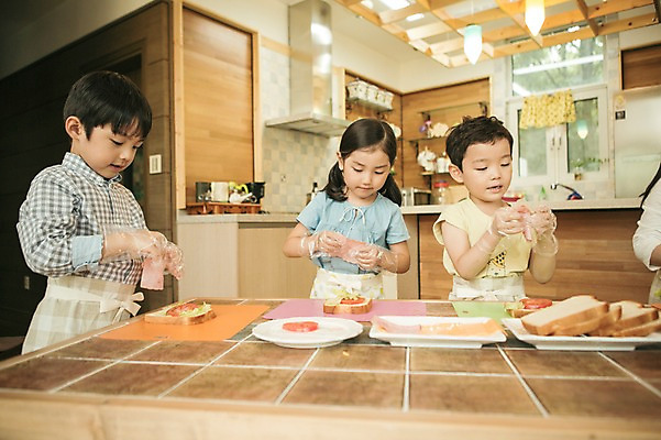 포토 JPG 라이프스타일 여자 남자 어린이라이프 어린이 모션 함께함 실내 샌드위치 요리 서기 들기 사람 동양인 상반신 앞모습 세명 유치원 유치원생 한국인 체험학습 체험 요리중 어린이만 국내포토 교육 음식 뷰포인트 컨셉 인종 내부 생활 파일형식
